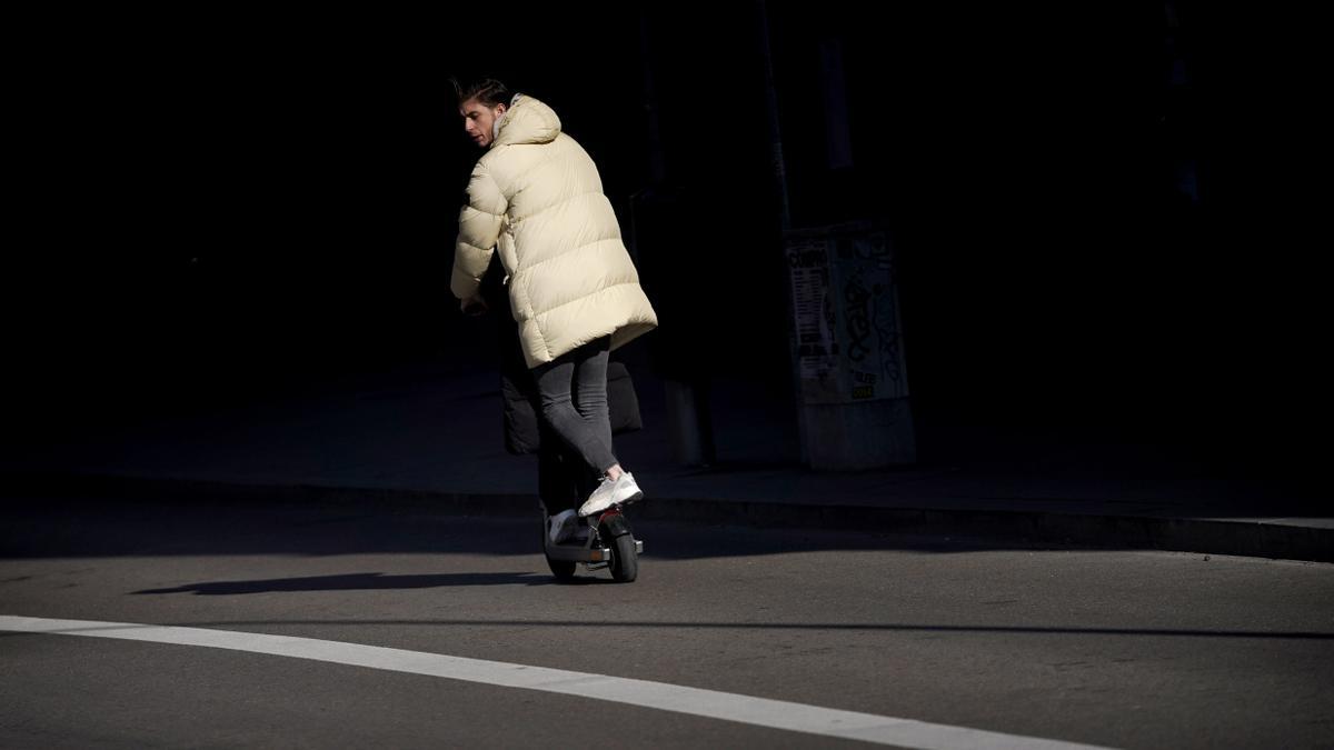 Personas circulan en patinete y bicicleta por el centro de la ciudad. FOTO JOSÉ LUIS ROCA