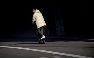 El negocio de trucar patinetes eléctricos: velocidad ilegal por 100 euros