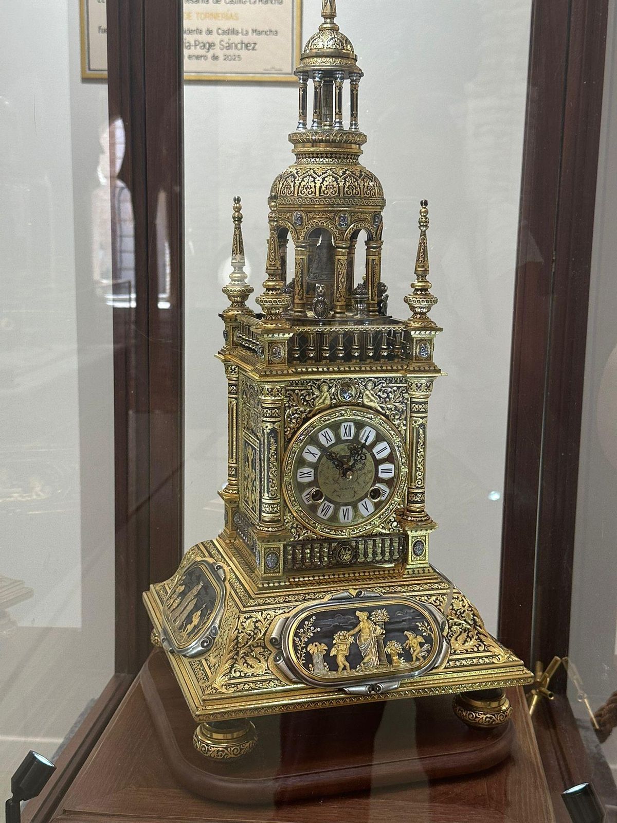Reloj de Mariano San Félix en la exposicón 'El Fascinante Damasquinado de Toledo'