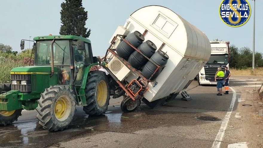 El vuelco de una carriola rociera provoca retenciones en la SE-20