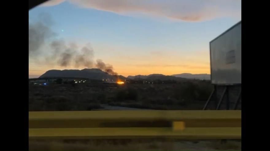 Incendio en los alrededores del barrio del Cementerio de Ali