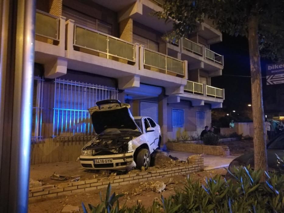 Aparatoso accidente en el casco urbano de Torrevieja con tres heridos graves