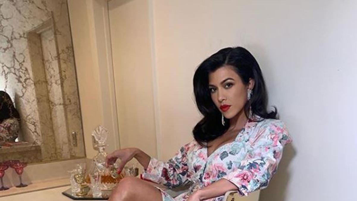 Kourtney Kardashian con vestido de estampado de flores