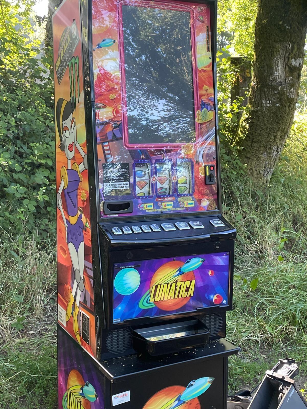 Destrozos en el local para llevarse la tragaperras.