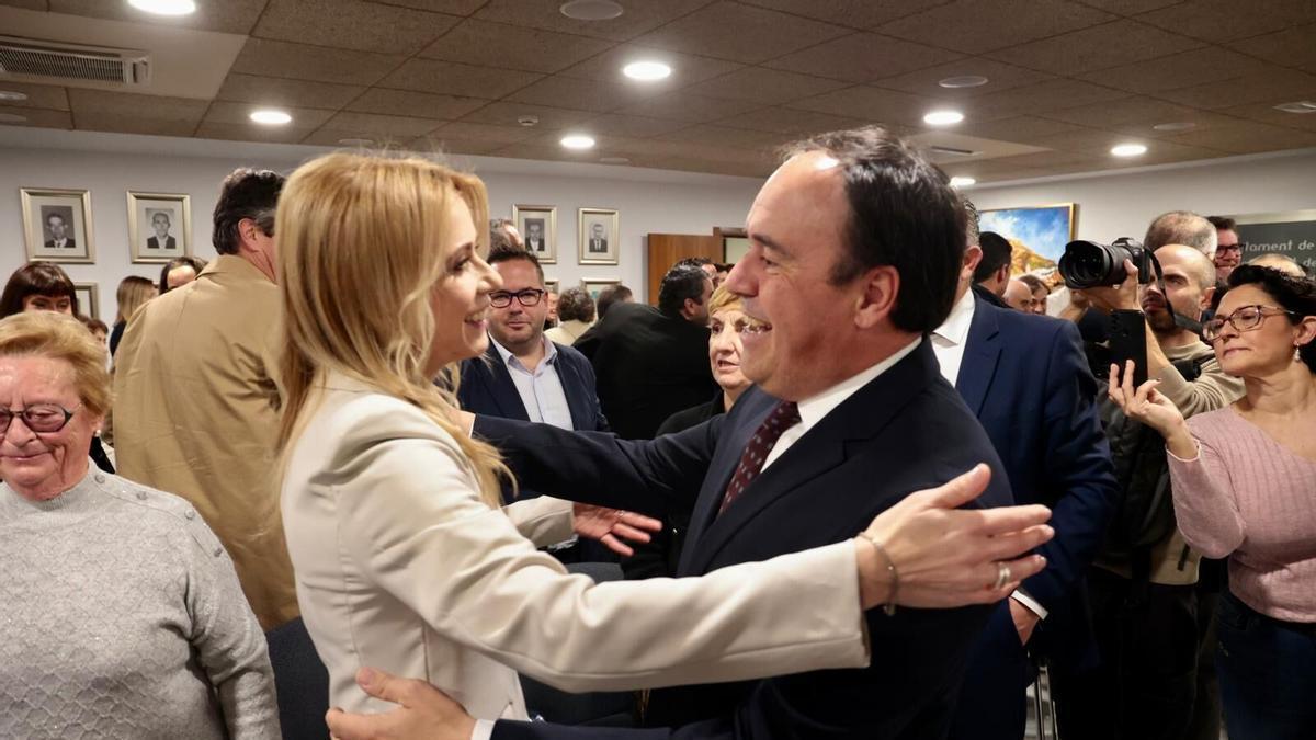 Juanfran Pérez Llorca felicita a su sucesora en la Alcaldía de Finestrat, Nati Algado