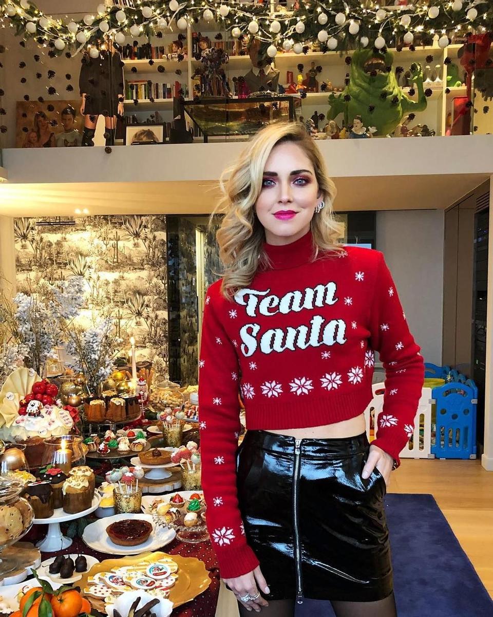 Chiara Ferragni con jersey navideño