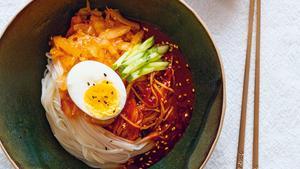 Fideos fríos con kimchi del libro de Jina Jung Cocina casera coreana.