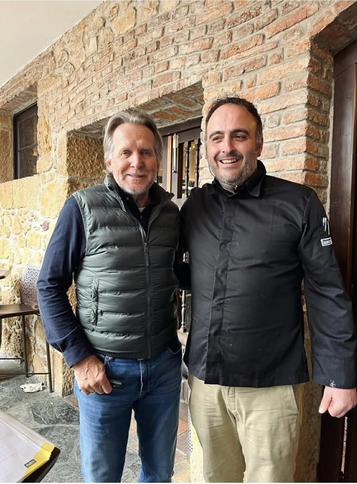 Schuster, junto a Iván Díaz, en la Finca Villa María El Campanu, en Cangas de Onís.