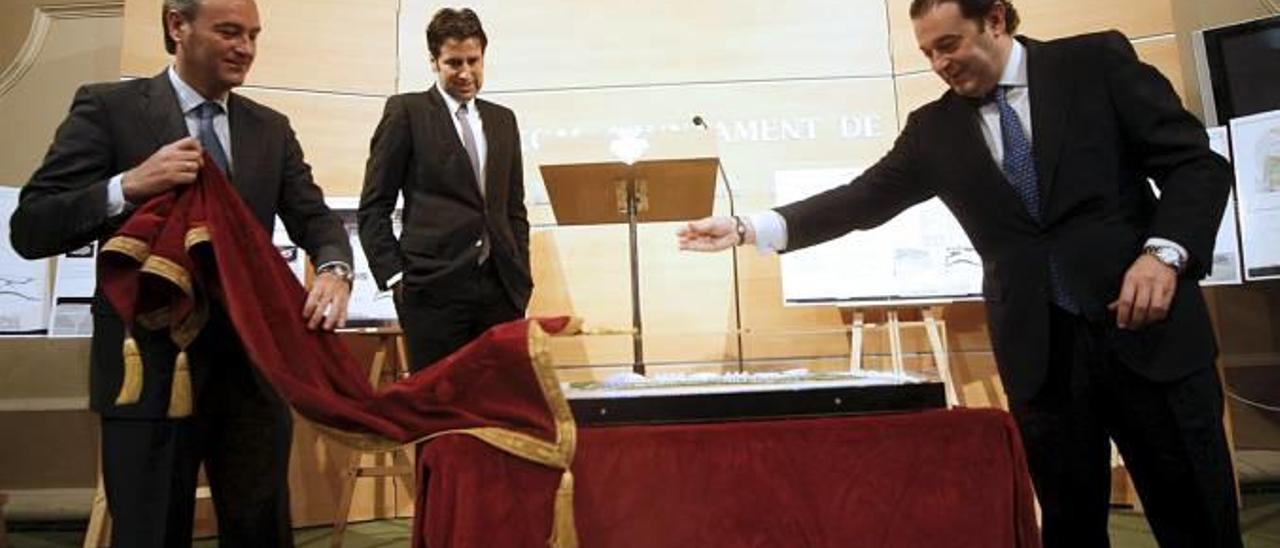 Alberto Fabra y Gerardo Camps en la presentación de la maqueta de la Ciudad de las Lenguas en 2010.