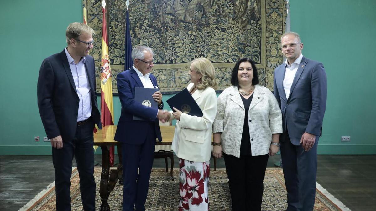 Un momento de la firma del acuerdo, este miércoles en el Paraninfo.