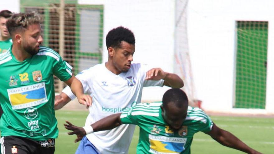 Thierno lucha por un balón ante dos jugadores del Gran Tarajal. |
