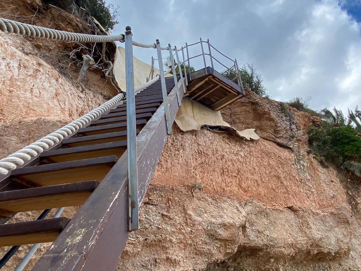 Estructura de madera en la zona de Porroig afectada por el deslave.