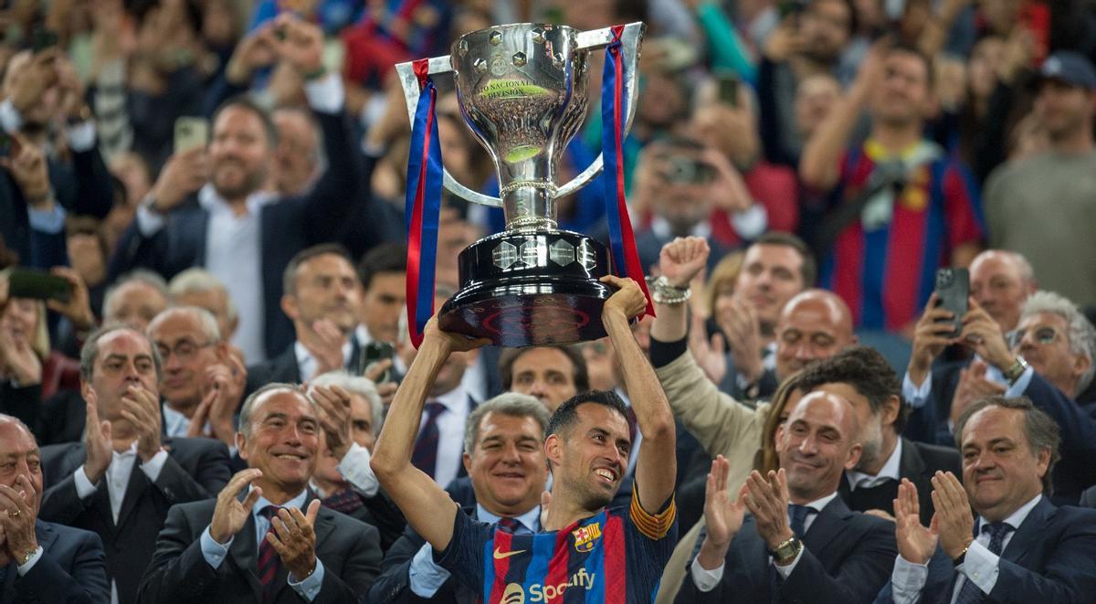 Busquets muestra al Camp Nou el trofeo de la Liga que recibió de Luis Rubiales, el presidente de la federación española, en el palco del Camp Nou.