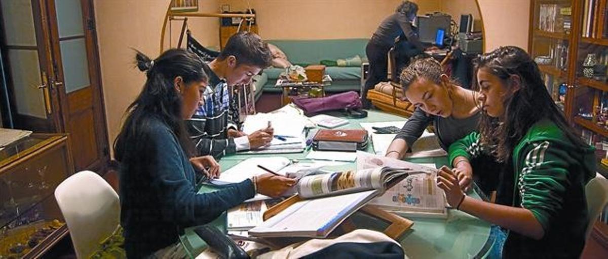 Alumnes d’ESO estudien a casa d’un d’ells, a Barcelona.