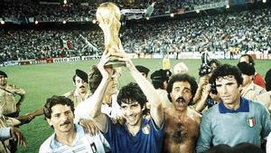 Paolo Rossi levanta el trofeo de campeón del mundo en el Santiago Bernabéu en 1982.