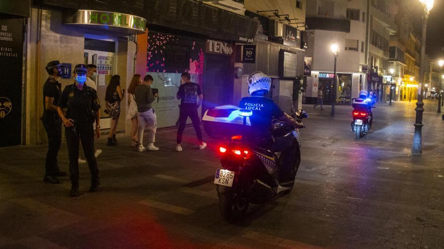 La Policía Local sanciona a seis pubs de Alicante por superar el aforo e incumplimiento de horarios