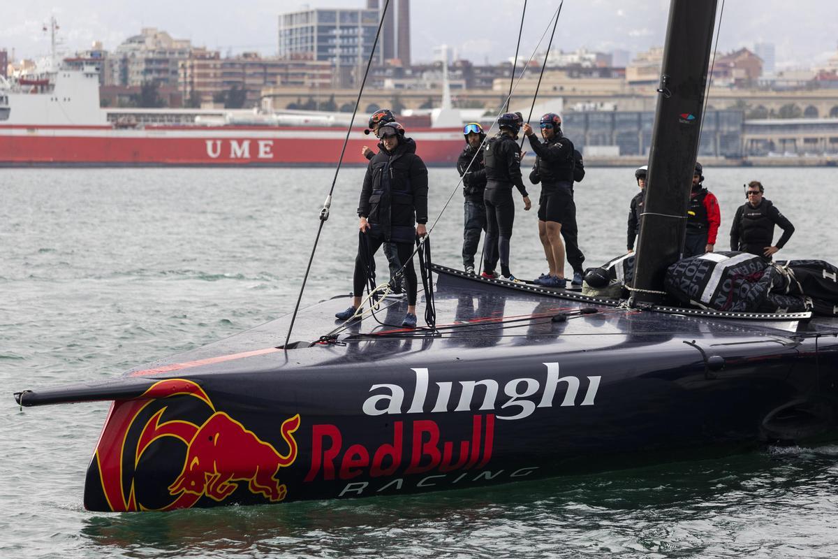 El Alinghi Red Bull Racing de la Copa América entrena en Barcelona