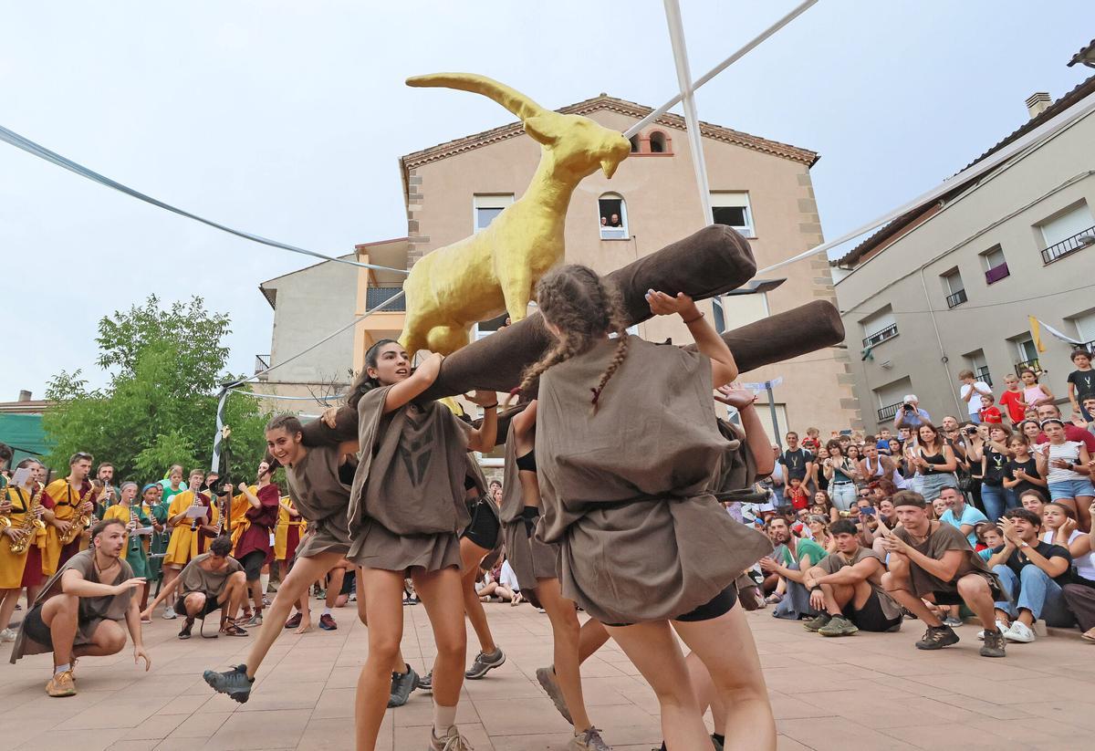 Les millors imatges de la cercavila de la Cabra d'Or, a Moià