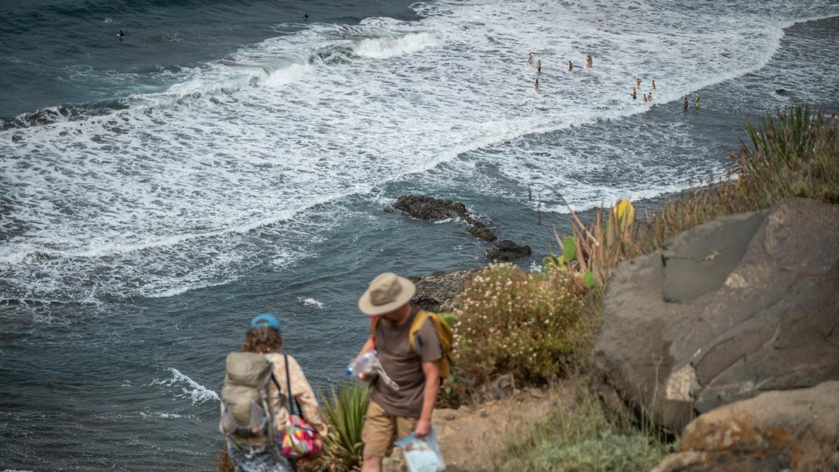 Dos ciudadanos acceden a la playa de Benijo, en Santa Cruz de Tenerife, a pesar de estar cerrada por riesgo de desprendimientos.