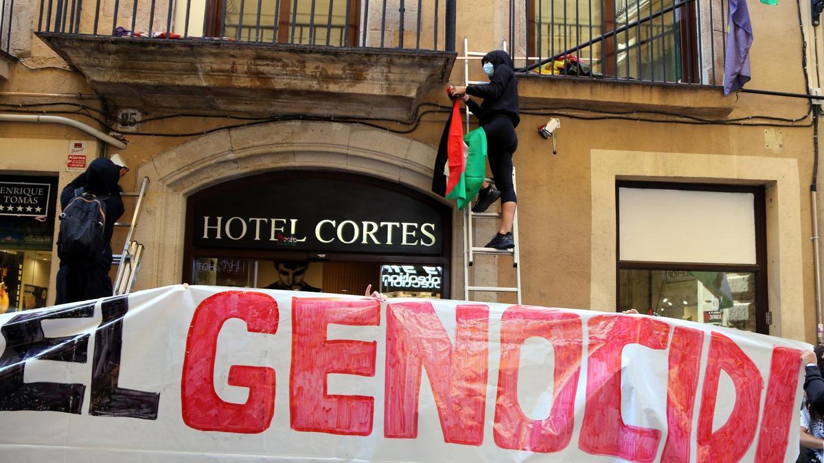 Acció de protesta a l'hotel Cortés de Barcelona contra el &quot;genocidi&quot; a Gaza. | JORDI BATALLER