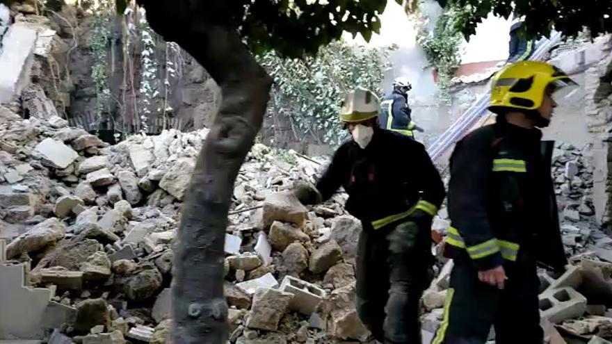 Los bomberos actúan en el derrumbe de San Fernando