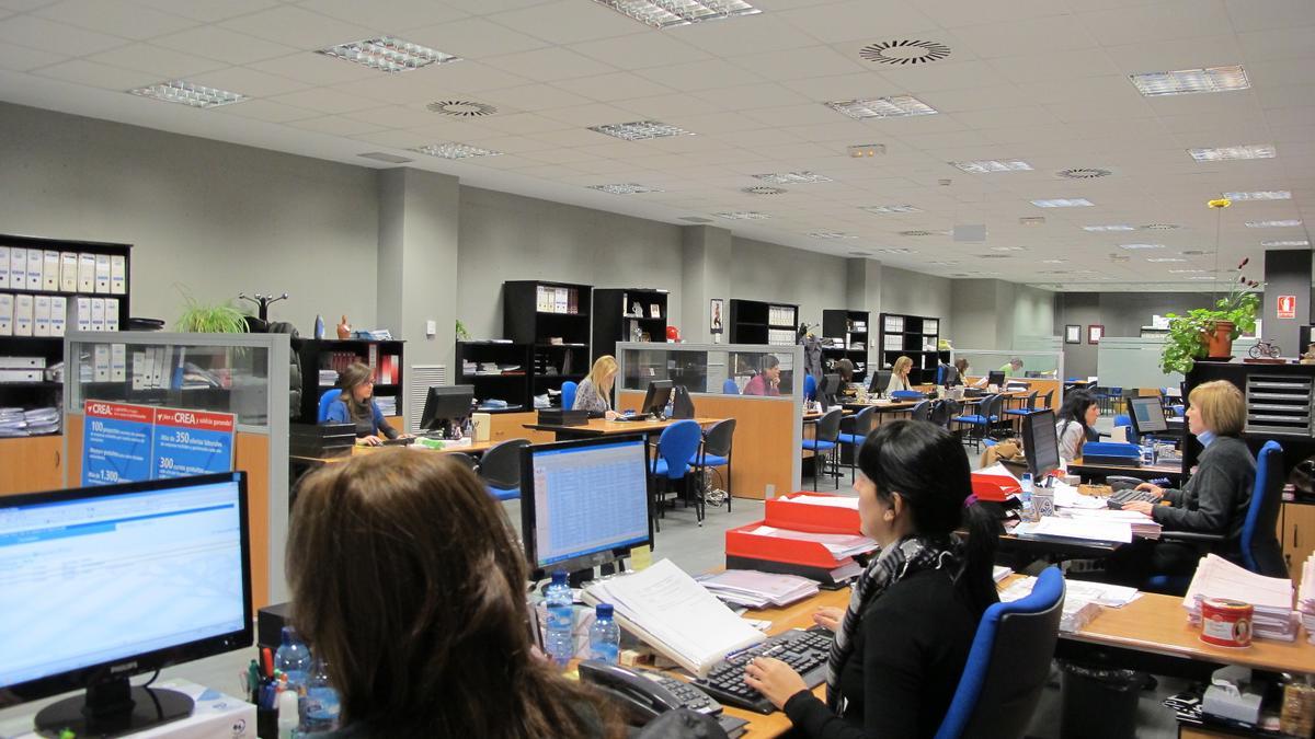 El equipo de asesoramiento de CEOE Aragón, ubicado en una de las plantas de la sede de la patronal.