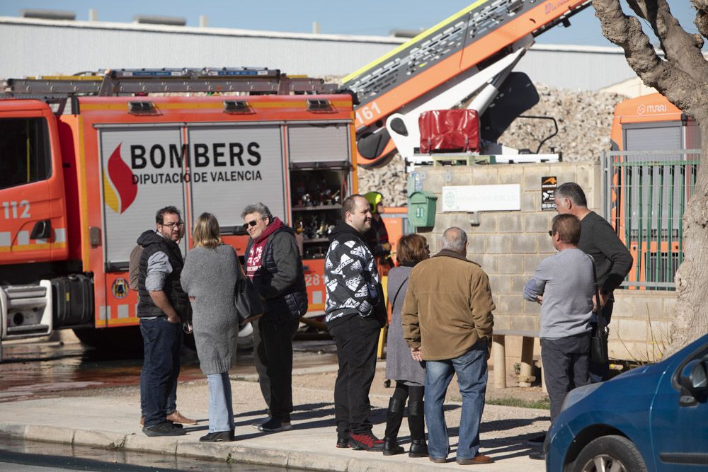 Los bomberos siguen trabajando en la nave del Port de Sagunt un día después del incendio