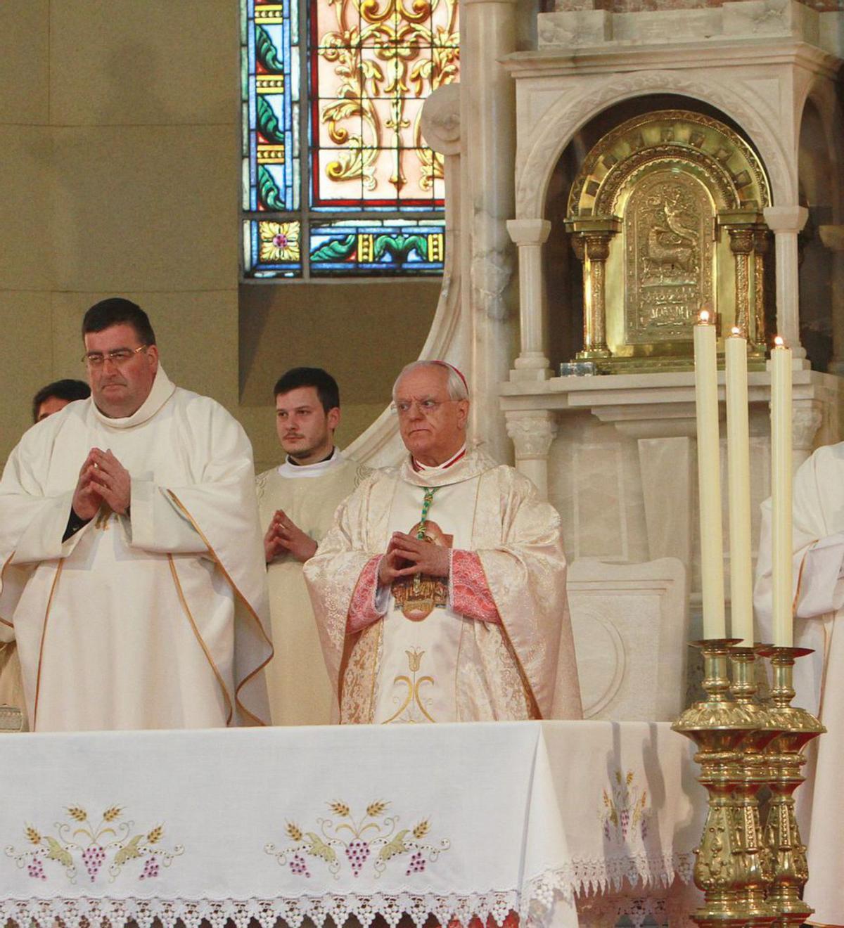 El obispo (d), durante la celebración. | Iñaki Osorio