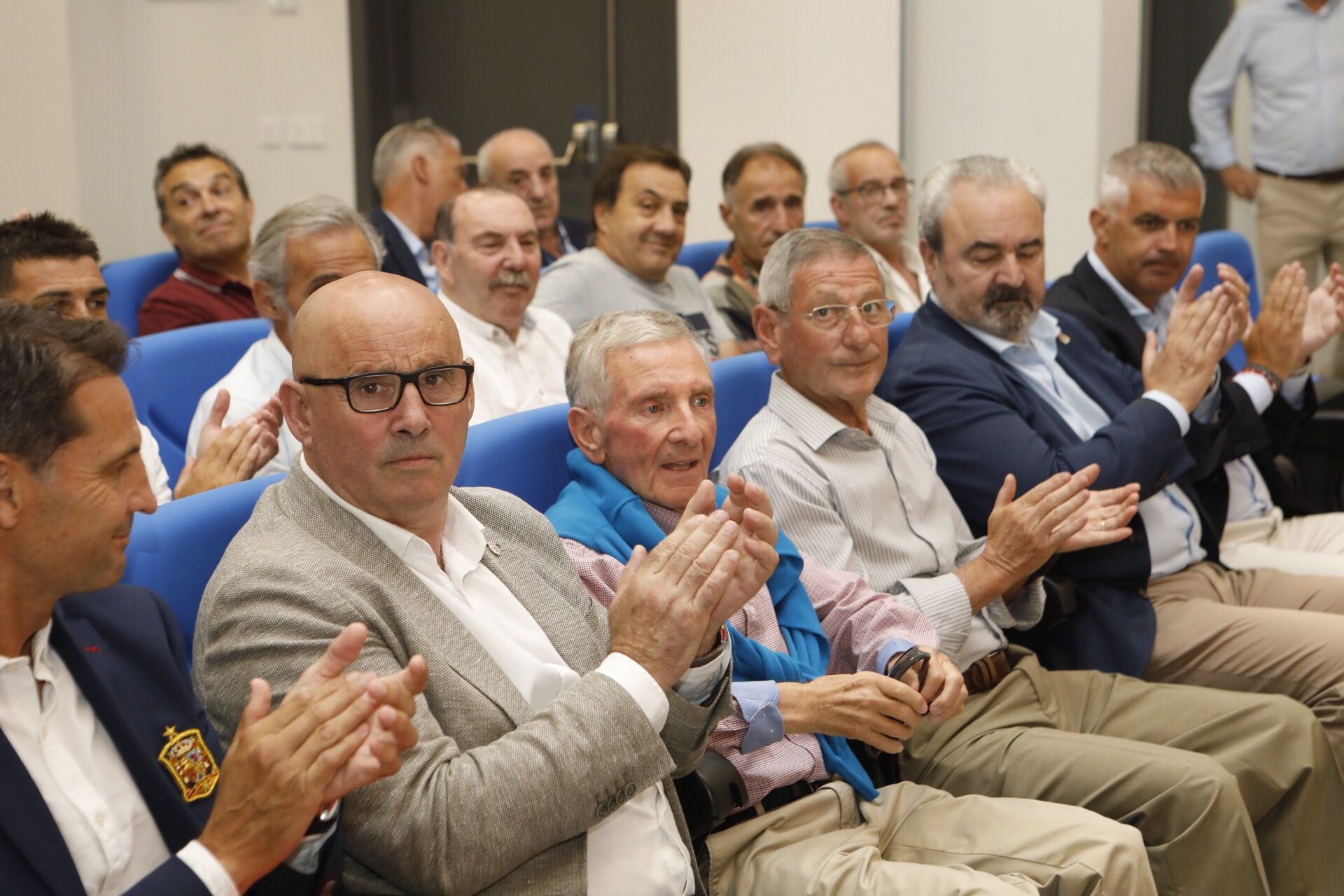 En imágenes: Así fue el homenaje a los futbolistas asturianos que han vestido la roja