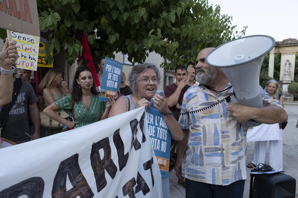 Imatges de la protesta en contra del projecte d'ampliació del polígon del Prat, el dia que s'ha suspès el ple municipal per un ciberatac