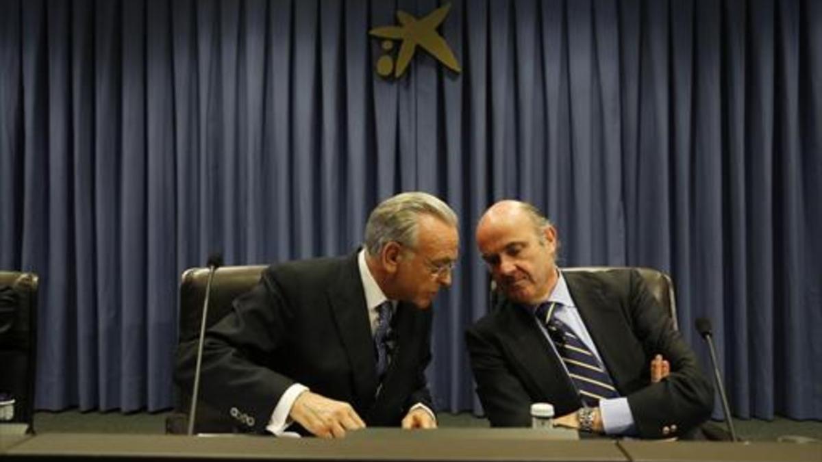 El ministro Luis de Guindos, junto a Isidre Fainé, en el Círculo Financiero de La Caixa, ayer.