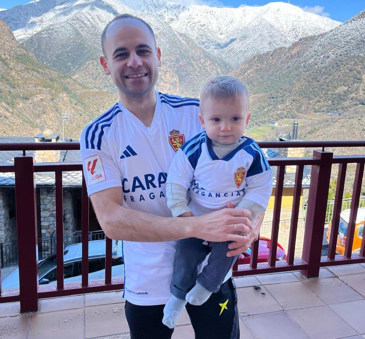 David, junto a su hijo Martín en Andorra.