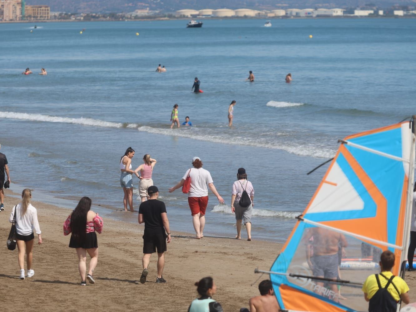 Primeros chapuzones del año en un domingo de sol y playa
