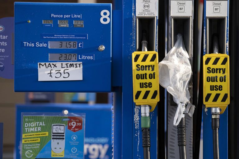 Gasolinera al sur de Londres, Reino Unido, con varias mangueras fuera de servicio y límite a la gasolina disponible, el 27 de septiembre de 2021. RICHARD BAKER/GETTY