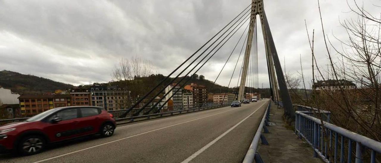 Tráfico por el Corredor del Nalón, a la altura del puente atirantado de Sama.