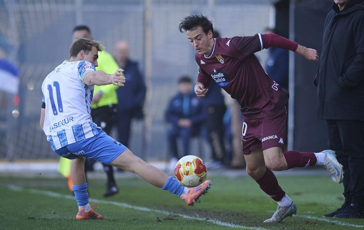 Alberto Gil, fichaje de este mercado, rebasa a un rival, este sábado en El Pardo. |  ARE