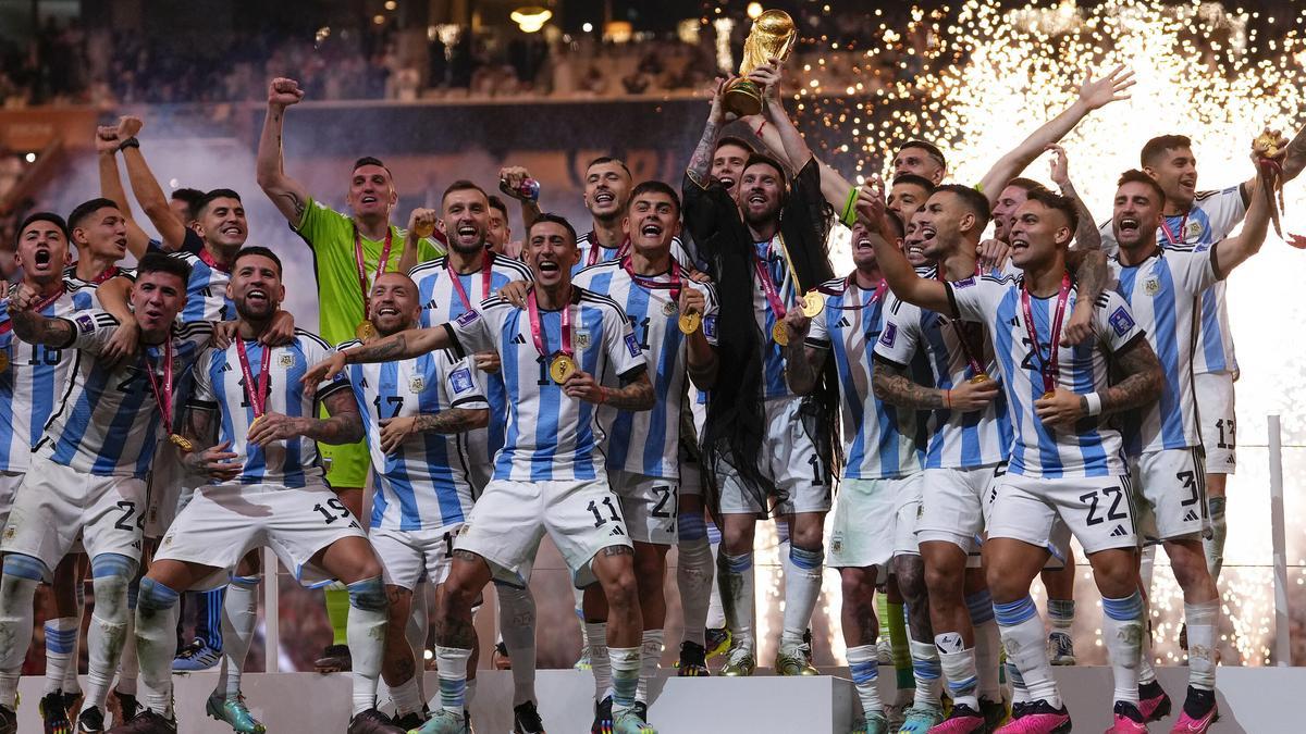 Argentina levanta la Copa del Mundo.