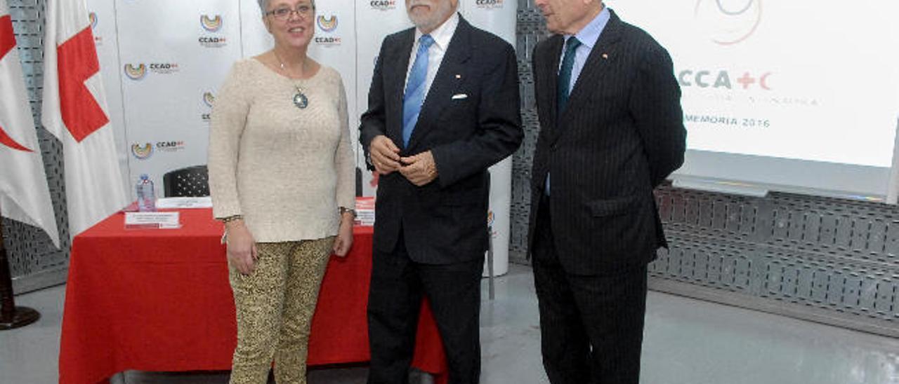 María del Mar Rodríguez, directora del centro; Gerardo Mesa, presidente de Cruz Roja en Canarias, y Juan Lorenzo Campos, presidente en la provincia, ayer.