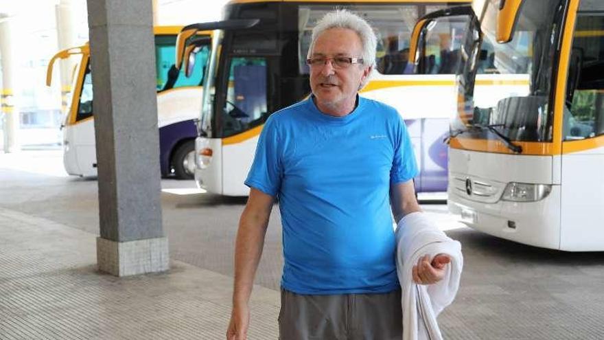 José, ayer, esperando el bus en la estación de O Pino. // Jesús Regal