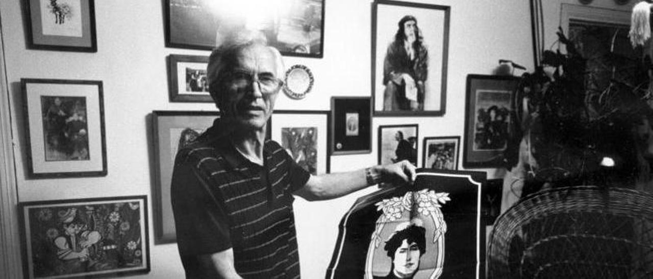Xosé Neira Vilas en La Habana en 1991, cun escudo de Rosalía de Castro e foto do Che ao fondo.   // DELMI ÁLVAREZ