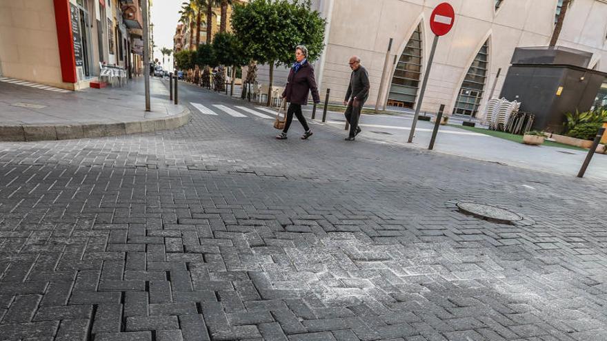 Imagen del estado que presenta el adoquinado de las calles adyacentes a la plaza de Oriente/ Foto Tony Sevilla