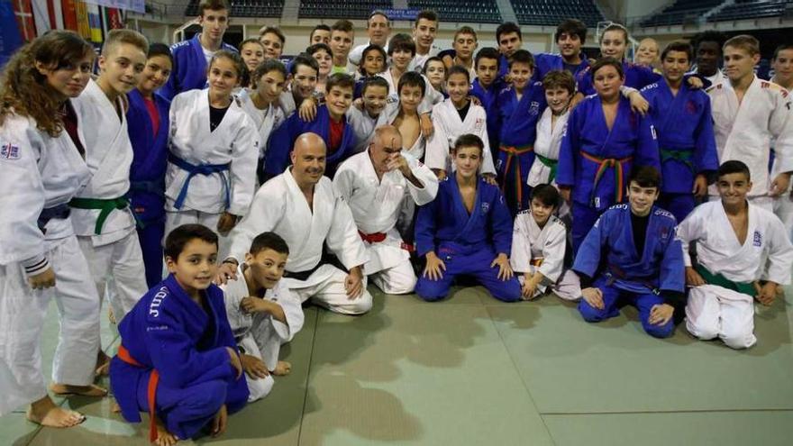 Los judokas que participaron ayer en el entrenamiento con Egea en el Complejo Deportivo Avilés.