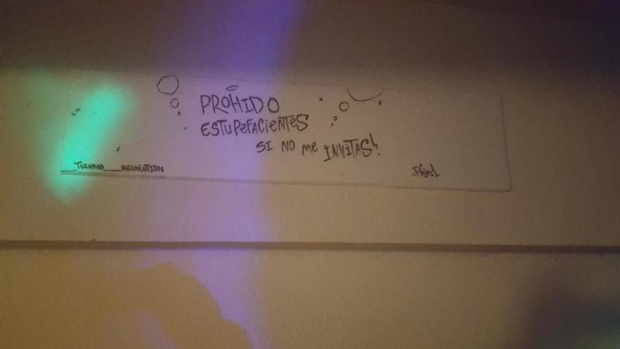 Cartel aparecido en un bar de Palma en el que se permite el consumo de drogas.