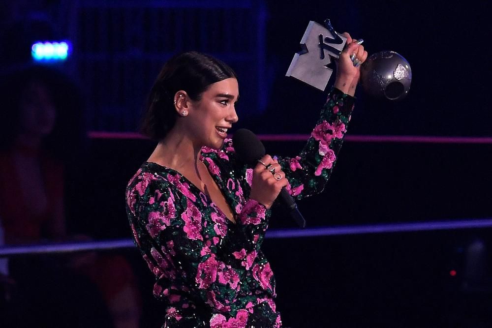 La cantante británica Dua Lipa con el premio a mejor cantante Pop. LLUIS GENE / AFP