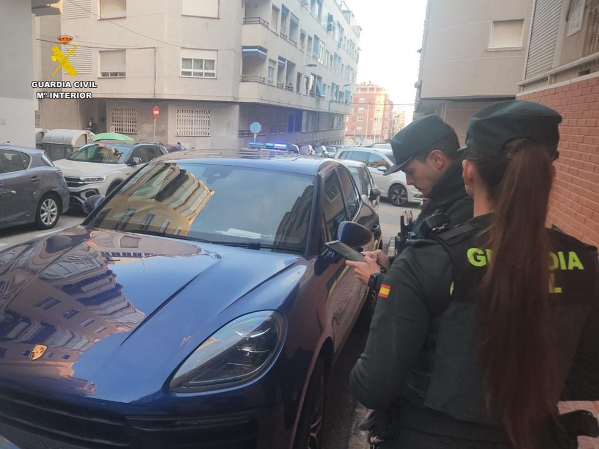 La Guardia Civil junto al coche de alta gama robado que ha sido recuperado en Torrevieja.