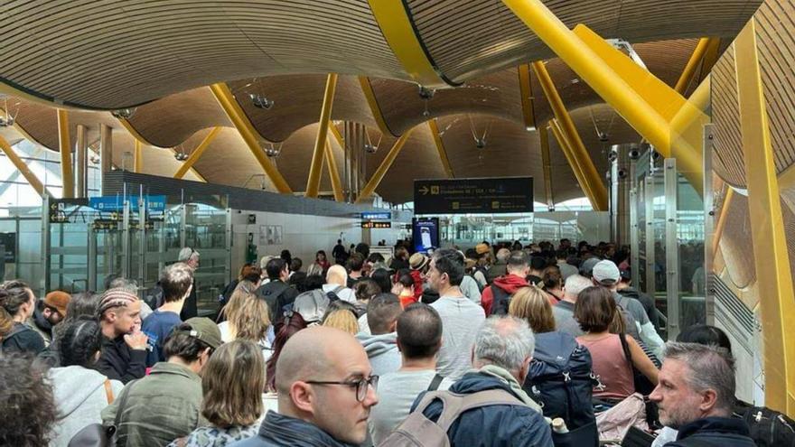 Choque frontal entre aerolíneas y Gobierno por las colas de Barajas