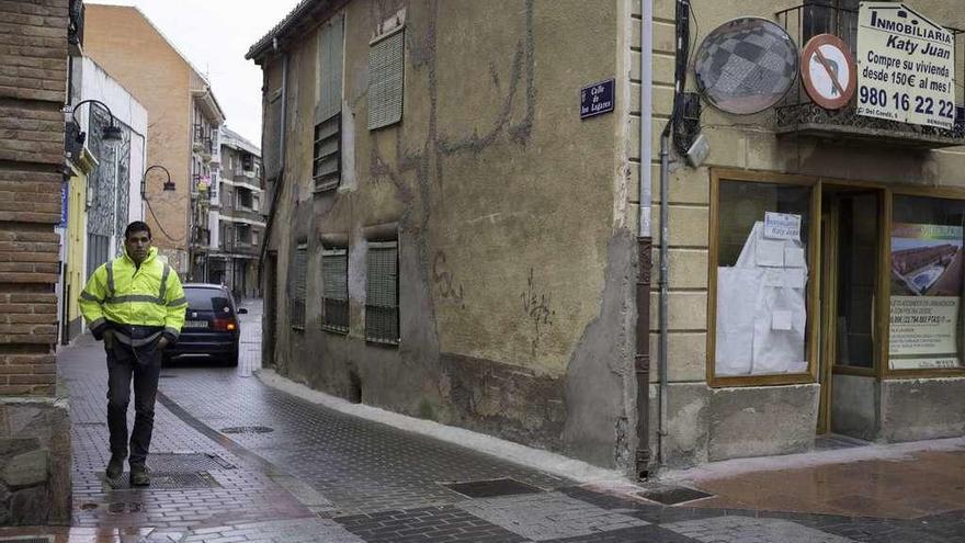 A la derecha, número 2 de la calle Lagares sobre que pesa una orden de derribo por ruina.