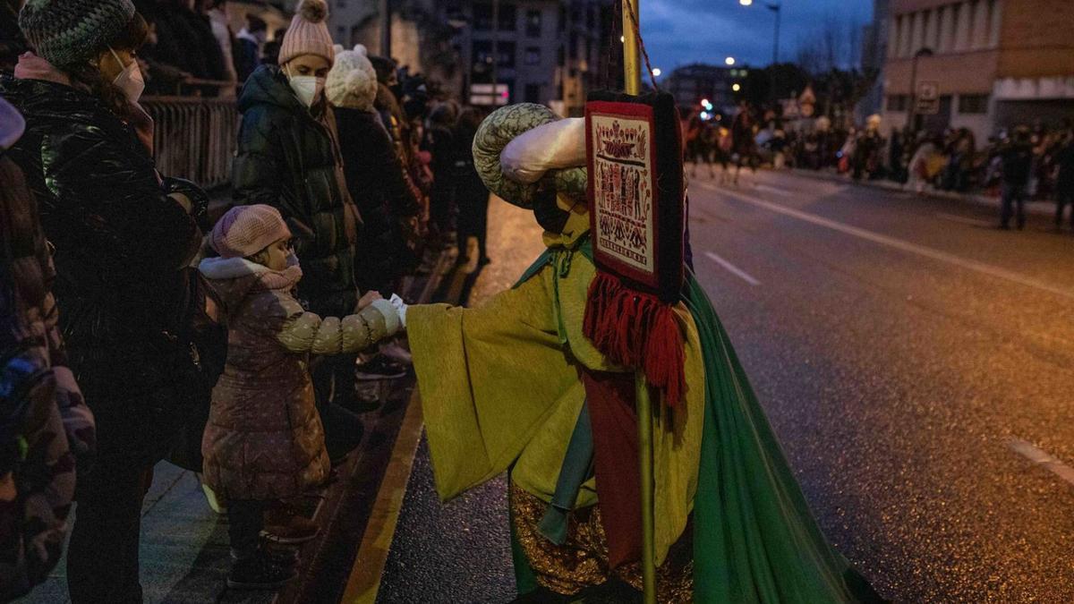 Un desfile real bajo la lluvia