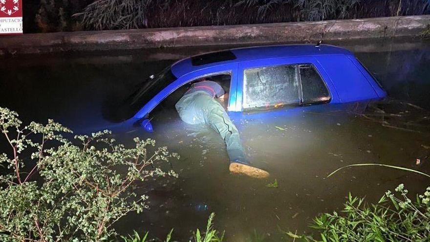 Un vehículo cae a una acequia en un camino rural de Almenara y es abandonado