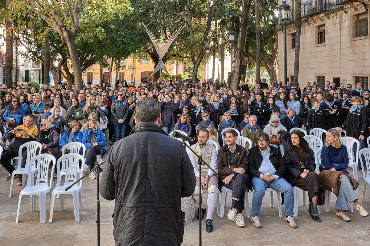 Falleros y representantes municipales en la presentación.